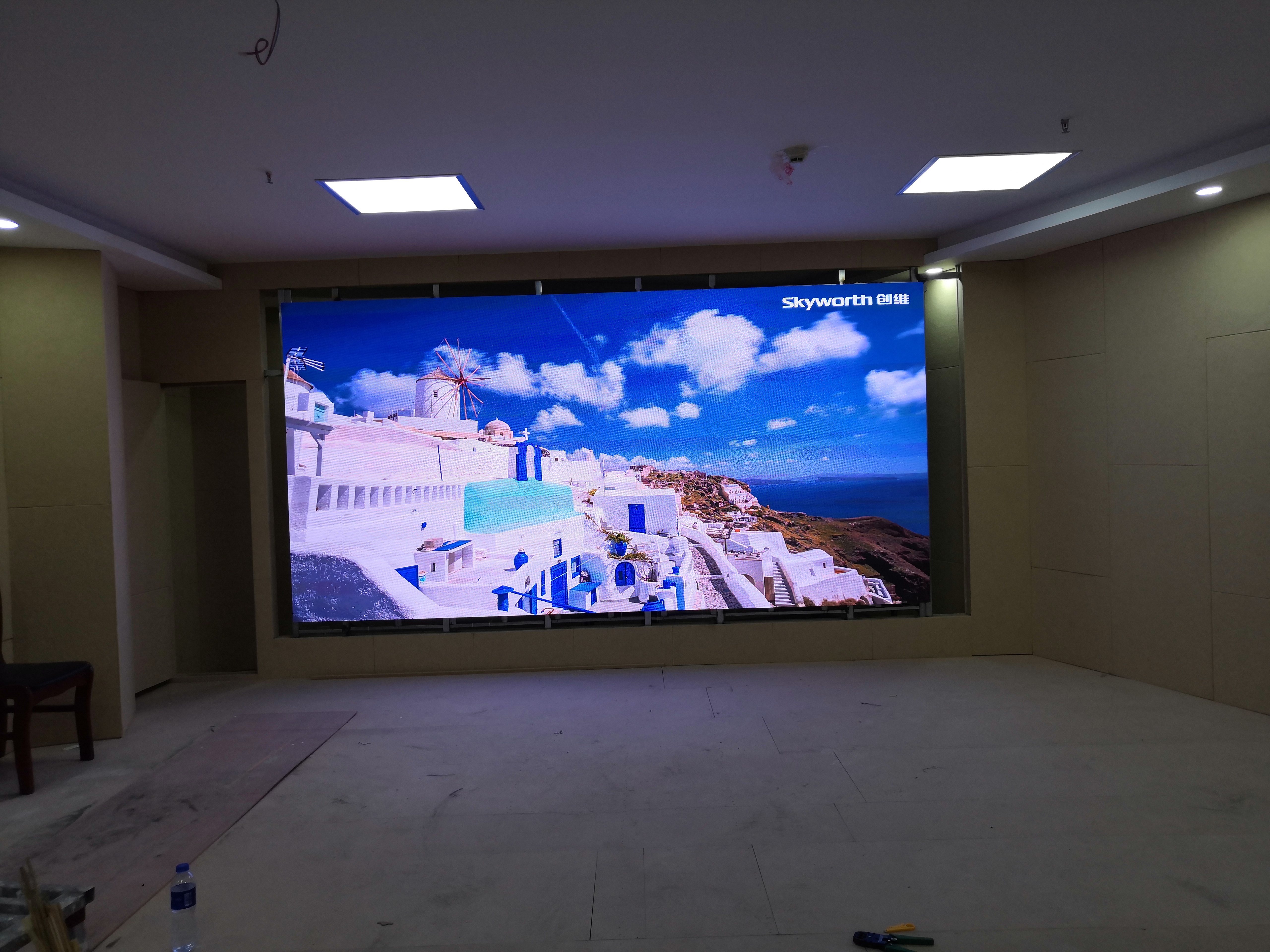 室內全彩P2.5LED顯示屏-焊接壁掛支架-青?；疖囌?/>
            </p>
                        <p style=