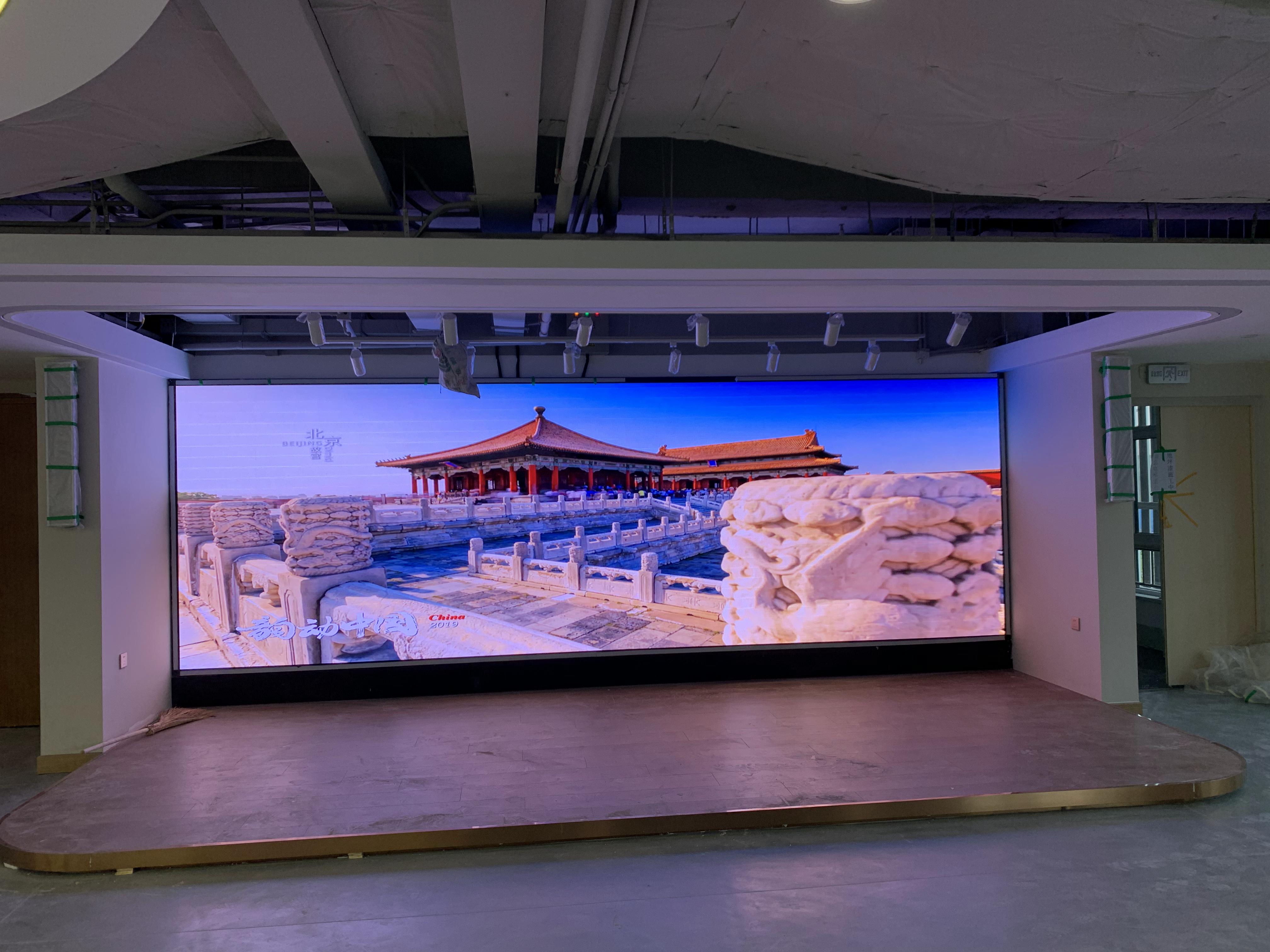 不同類型的LED芯片（如國產、進口）對顯示屏的壽命和穩定性有哪些影響？