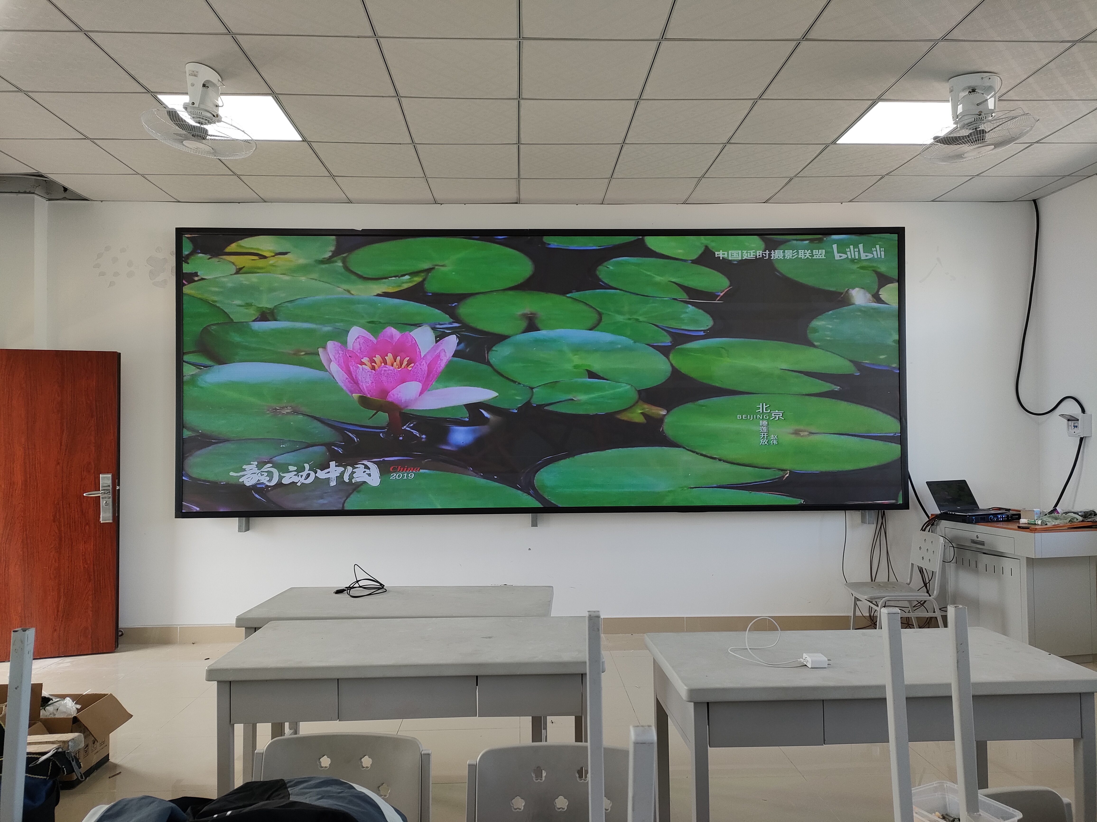 戶外屏長期暴露在陽光下，怎樣防止外殼老化和屏幕褪色？